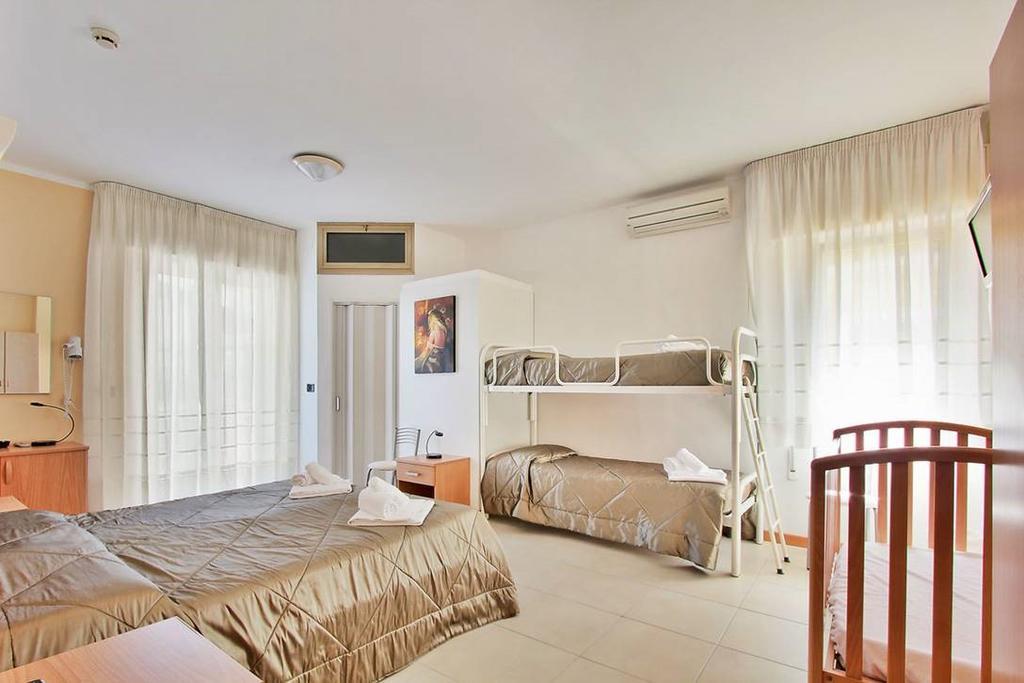 Hotel Carla Lignano Sabbiadoro Exterior foto